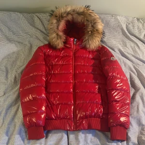 Vintage moncler - Säljer nu denna schyssta Moncleazi med en avtagbar päls luva av vad jag tror är äkta rävpäls  Har ett hål som jag har lappat på en ärmen men  har lappat så de syns bara up close, jackan har några ynkliga fläckar men dem tar ja bort vid köp.  