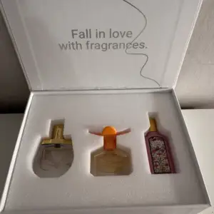 Säljer ett exklusivt parfymset från Notino med tre olika dofter: Chloé Nomade, Marc Jacobs Daisy Eau So Fresh och Gucci Flora Gorgeous Gardenia. Perfekt för att prova nya dofter eller ge bort som present. Kommer i en stilren vit förpackning med texten 'Fall in love with fragrances'.