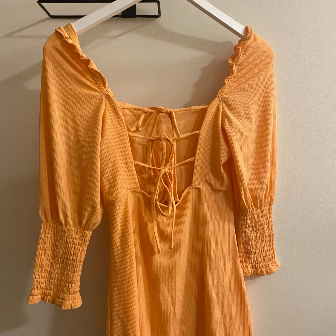Orange klänning med snörning