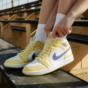 Jordan 1 Lemon Wash - Jordan 1 Mid Lemon Wash Lapis storlek 40.5  väldigt bra skick 9.5/10  använda 1 gång  kommer med låda, pris på stockx är 1600.  Kom med bud vid snabb affär 