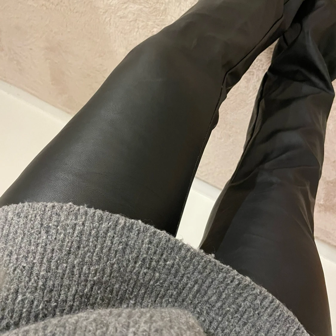 Svarta skinnbyxor med dragkedja - 90