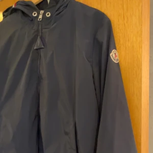 Windbreaker  Moncler - En fin Moncler Windbreaker mycket fint skick Hör av er om ni har några frågor eller vill ha mer bilder🍾
