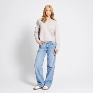 Beige/rosa  stickad tröja - Mysig beige stickad tröja i normal passform. Perfekt för höst och vinter med långa ärmar och en enkel design. Tröjan är gjord i ett mjukt material som håller dig varm och bekväm. Pris kan vi prata om!