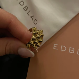 Edblad peak ring guld - Peak ring från Edblad i fint skick som tyvärr är för stor på mig. (Storlek 18,5) 