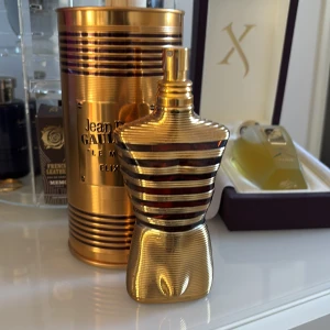 Jean Paul Gaultier Le Male Elixir - Ungefär 60-65% kvar som syns på andra bilden, så alltså runt 80ml. Byten inte aktuellt, låg prutning vid snabb affär kan bli av.