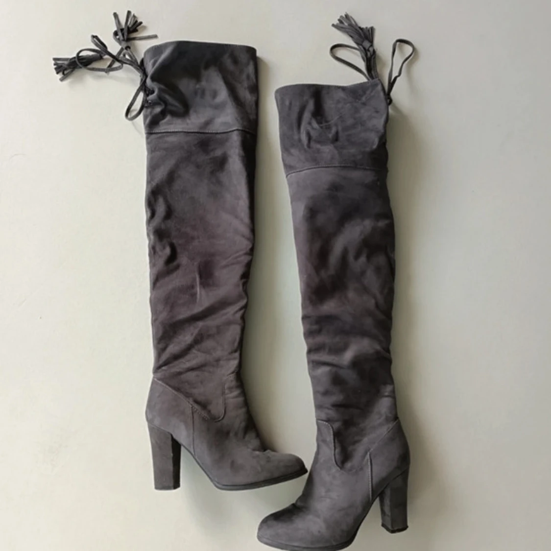 Grå mockastövlar med klack