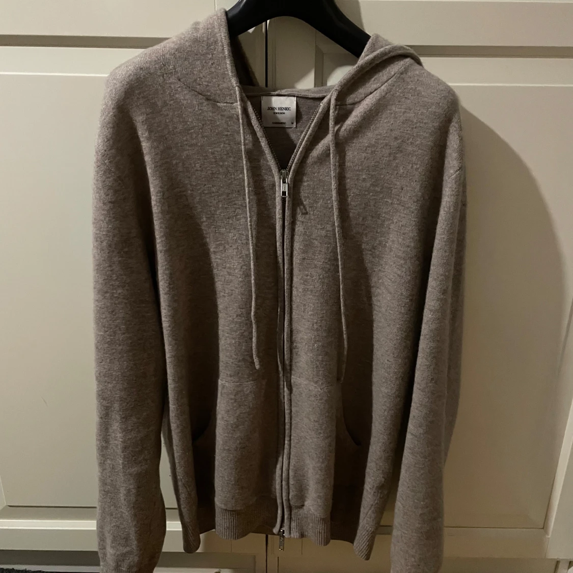 Beige kashmir hoodie från John Henric