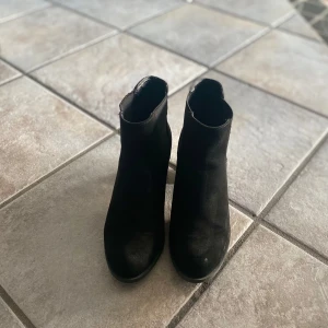 Svarta boots i mocka - Snygga svarta boots i mocka med en stilren design. De har en bekväm klack och är perfekta för både vardag och fest. Passar bra till höst- och vinteroutfits. Skorna är i mycket bra skick och redo att användas direkt.