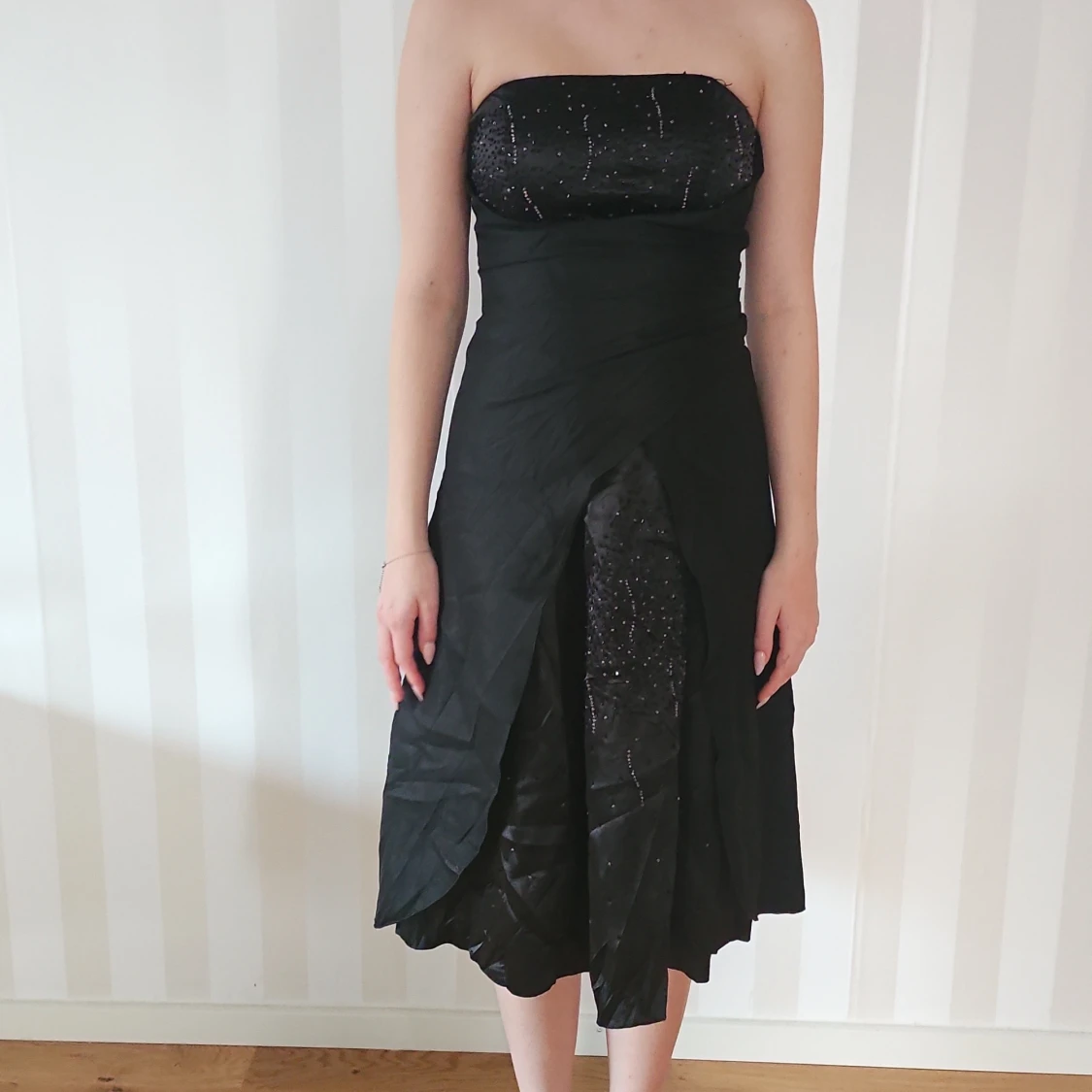 Svart axelbandslös klänning