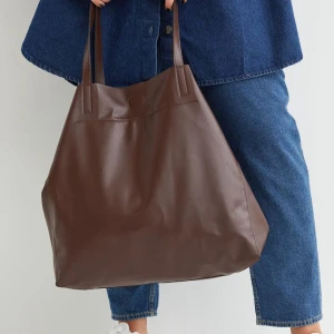 Stor brun väska - Väska från H&M i skinnimitation. Fint skick & utan skador.☀️