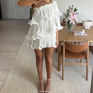 Structure Frills Mini Dress - Lojsan x NA-KD. I storlek 40, använd 1 gång. Slutsåld på hemsidan och nypris är 899kr 