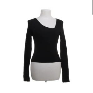 Svart ribbad tröja - Jättefin tröja från dilvin knit! Bra skick förutom att den är lite nopprig ❤️
