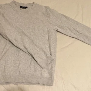 Grå tröja från Riley - Säljer nu min gråa tröja från brothers för att den knappt används. Tröjan är i strl L men sitter som M Tröjan är i nästan perfekt skick och nästan helt oanvänd. Mitt pris kan diskuteras vid snabb affär!