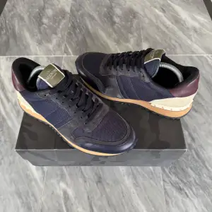 Valentino Rockrunner skor | Perfekt skick | Passar dig med storlek 42,5 - 43 | Nypris: 6499 kr | Ingår: Valentino kort | Frakt spårbart via Postnord eller Instabox  |  Köpare står för frakt | Tveka inte att höra av dig vid frågor📩