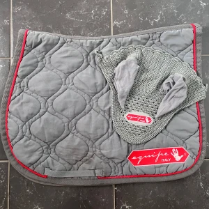 Equipeset - Säljer ett snyggt set med schabrak och matchande huva från Equipe. Jättefint skick, tvättas innan det skickas! 