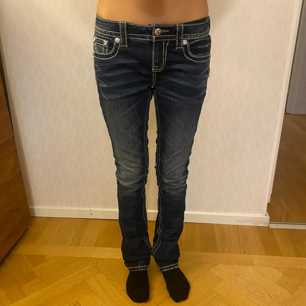 Mycket fint skick Miss me, lowrise med snygga detaljer. Modellen heter mid-Rise straight men är verkligen low waist med en mycket kort dragkedja. Snygga detaljer som kristaller. Nypris kring 2000kr. Innerben 82cm. Jeans & Byxor.