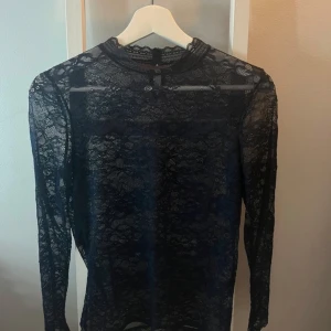 Marinblå spetsblus från Rosemunde - Marinblå spetsblus från Rosemunde i storlek M