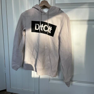 Rosa dirtcult hoodie  - Säljer en snygg gammelrosa hoodie med ett coolt svart och vitt tryck på framsidan från dirtcult. Skön och bekväm för alla tillfällen!Knappast använd  Varan finns i Enköping och jag har möjlighet att mötas upp alternativt posta emot frakt!💞 Vid intresse kan flera detaljerade bilder skickas/ bilder med tröjan på! Tvättas innan den säljs💝
