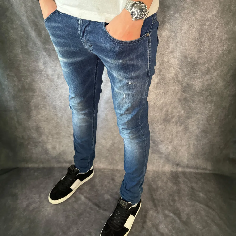 // Dondup George jeans | storlek w32, benlängd: 104cm, midjemått: 43cm | Nypris runt 4000 | Kontakta för fler frågor eller funderingar // Deluxecloset . Jeans & Byxor.