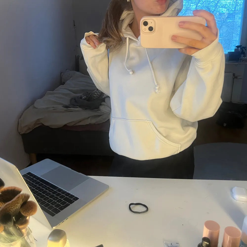 Säljer min jättemysiga vita BikBok hoodie i storlek S men passar även Xs och M! Väldigt bra skick, använt några gånger. Passar till allt och perfekt till hösten och vintern!❤️. Tröjor & Koftor.