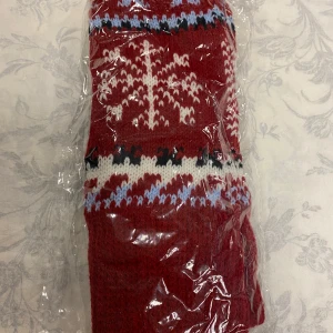 Färgglada stickade Fleece strumpor - Säljer ett set med fyra par stickade strumpor i olika färger och mönster. De är i nytt skick och kommer i röd, grå, vit och blå. Varje par har unika mönster med hjärtan och snöflingor, perfekta för vintern! De är mjuka och varma, idealiska för kalla dagar. Passa på att köpa dessa mysiga strumpor!     Stlk M-L             79kr/par 
