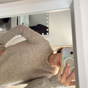 Beige stickad tröja med pärlor - jätte fin stickad tröja, nyskick, från zara💕💕💕köpt förra året så den säljs inte längre, perfekt inför vintern men även nyår då den har glitter på💕💕