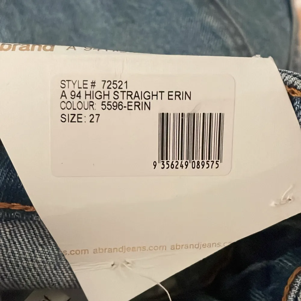 Säljer ett par snygga helt oanvända Abrand A '94 High Straight jeans i storlek 27. De är högmidjade och har en straight fit. Färgen är en ljusblå denim som passar till allt. Helt nya med taggar kvar!. Jeans & Byxor.