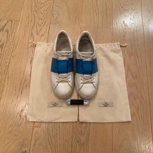 Valentino opens - Tja! Säljer nu dessa riktigt stiliga valentino opens! Skorna är i bra skick utan några defekter. Hör av er vid frågor och funderingar🙌