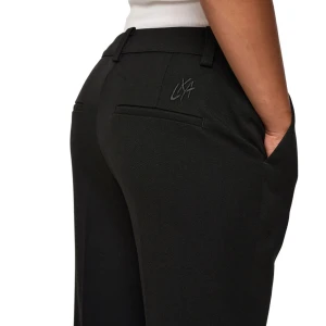 Svarta kostymbyxor från LXA - Snygga svarta kostymbyxor i högmidjad modell. De har en klassisk design med raka ben och diskreta fickor bak. Perfekta för både kontoret och mer formella tillfällen. Materialet ser ut att vara av hög kvalitet och ger en elegant look. Från Linn Ahlborg LXA helt nya ligger fortfarande i plasten, returdatumet utgick. Nypris:990kr 