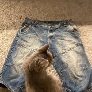 Blåa jorts  - Säljer ett par blåa jorts från deVal i storlek M. De har en klassisk design, knappt använda och är i bra skick
