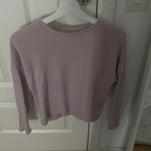 Ljusrosa tröja  - Säljer en söt ljusrosa tröja i bra skick. Den är perfekt för höst och vår med sina långa ärmar . Enkelt och stilrent plagg som funkar till det mesta