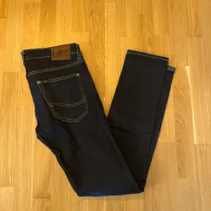 Snygga Lee jeans i mörkblå färg. Storlek 30/32 i fint skick.