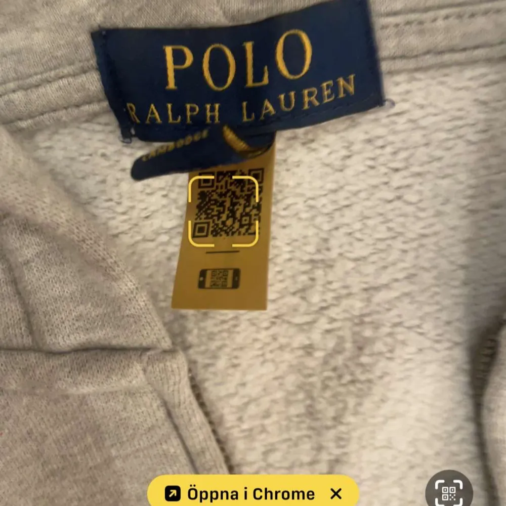 Säljer en snygg och bekväm grå hoodie från Ralph Lauren. Den har en dragkedja framtill och en klassisk logga på bröstet. Perfekt för både höst och vår, och funkar lika bra till vardags som till träning. Huvan ger extra mysfaktor! Den är i ett mycket fint skick, hör av er vid minsta fundering🙌. Tröjor & Koftor.