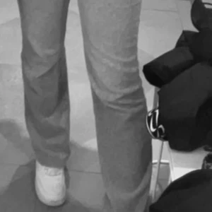 Grå byxor från Juicy Couture - Säljer ett par superbekväma grå mjukisbyxor från Juicy Couture. De har en loose passform och är perfekta för chill dagar hemma. Byxorna har snörning i midjan och är gjorda i mjukt material. Perfekta för höst och vintermys!