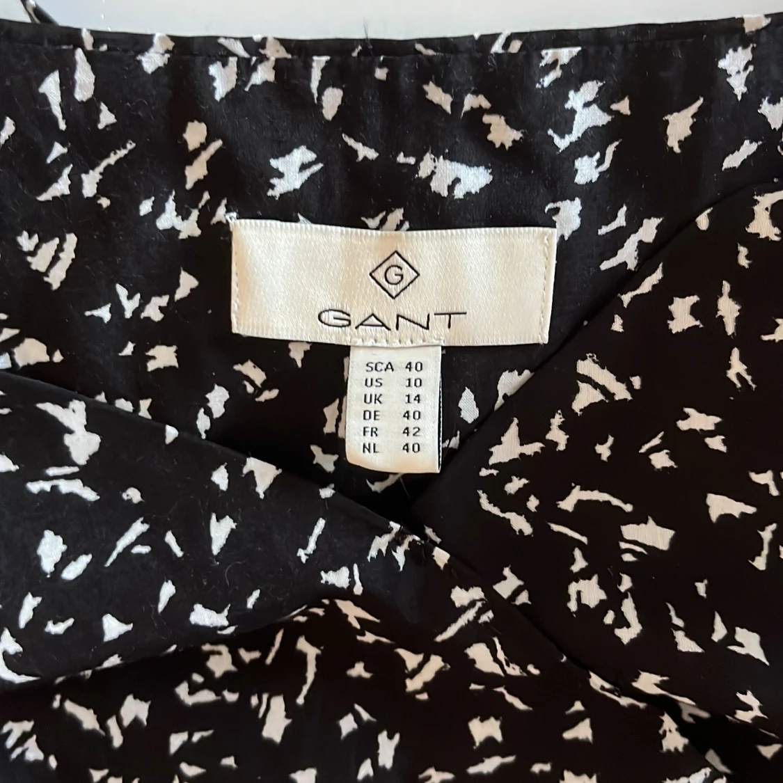 Svart och vit mönstrad linnetopp från Gant - 90