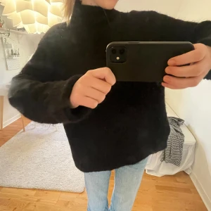 Stickad svart tröja i alpacka - Säljer denna gosiga svarta stickade polotröjan i alpacka! Perfekt till hösten👩‍❤️‍💋‍👨