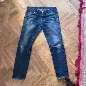 APC Jeans - APC Petit New Standrad. Storlek W29 L30. Extremt bra skick. Dom är gjorde i japansk selvedge rå denim och dom har utvecklat en galen, jag skulle säga att det är dom fetaste jeansen på plick. Köpta i Paris har tyvärr inte kvittot kvar. Nypriset ligger runt 3300kr. Byten Kan vara intressanta och priset är inte fast.