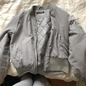 Grågrön bomberjacka - Grågrön jacka ifrån miss selfrigde. Köpte den på Vinted men den passade inte som jag ville . Toppen skick. Perfekt som vår och höstjacka. Storlek 38 💘