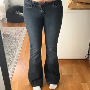 Säljer ett par snygga jeans från levis! De är lågmidjade och bootcut. Finns tyvärr ingen storlek på de men måtten är ca: innerben: 80cm och midjemått: 35!🤩