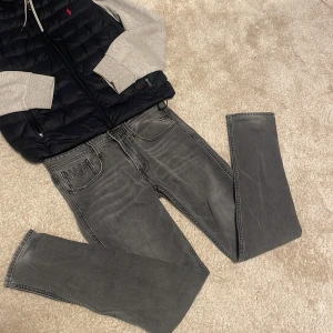 Grå Replay jeans - Säljer ett par grå Replay jeans i mycket bra skick. De har en slim passform och är perfekta för både vardag och fest. Jeansen är i bomull och har en snygg tvättad look. Perfekta för höst och vår!