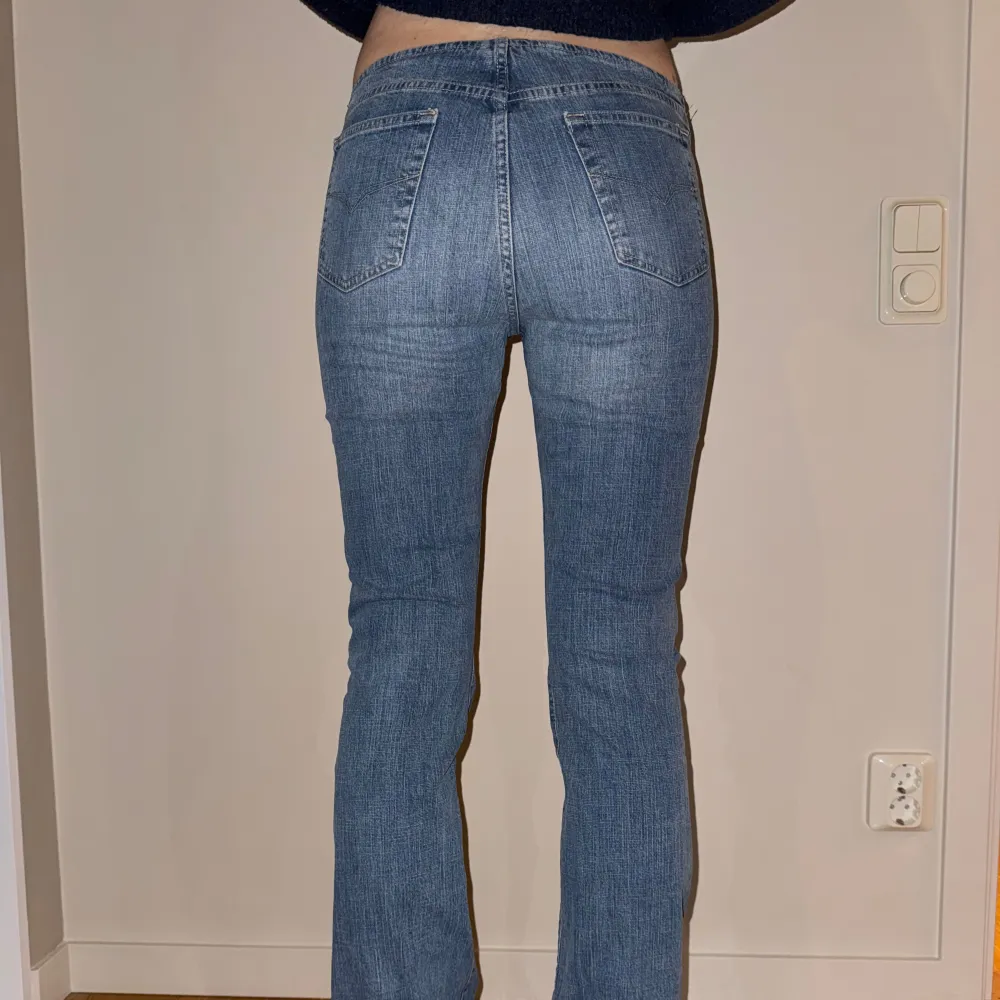 Säljer dessa jeans från v ersace❤️ Innerbenslängd: 81 cm Midjemått rakt över: ca 40 cm. Jeans & Byxor.