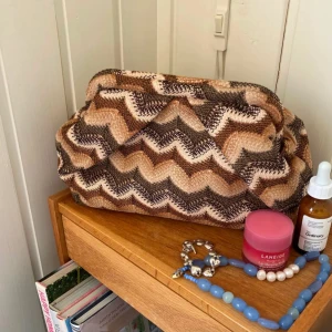 Beck söndergaard väska - Beck söndergaard väska/clutch. Superfin och i fint skick men kommer inte till användning. Bara att fråga om egna bilder. Köptes i augusti men har använts fåtal gånger. Perfekt till bal eller fina outfits i skolan🥰