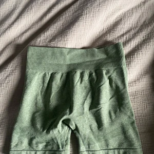 Gröna shorts i ribbad - Säljer ett par gröna shorts i ribbat. De är högmidjade och har en bekväm passform med elastisk midja. Perfekta för träning eller en avslappnad dag hemma. De är i mycket bra skick och redo för nya äventyr!