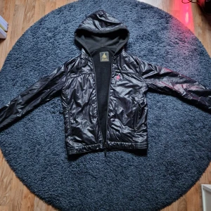 Hysteric Glamour Jacka - Jacka från Hysteric Glamour, materialet är rätt så tunnt, speciellt i armarna. Inga synliga fel, sparsamt använd. Dm vid intresse
