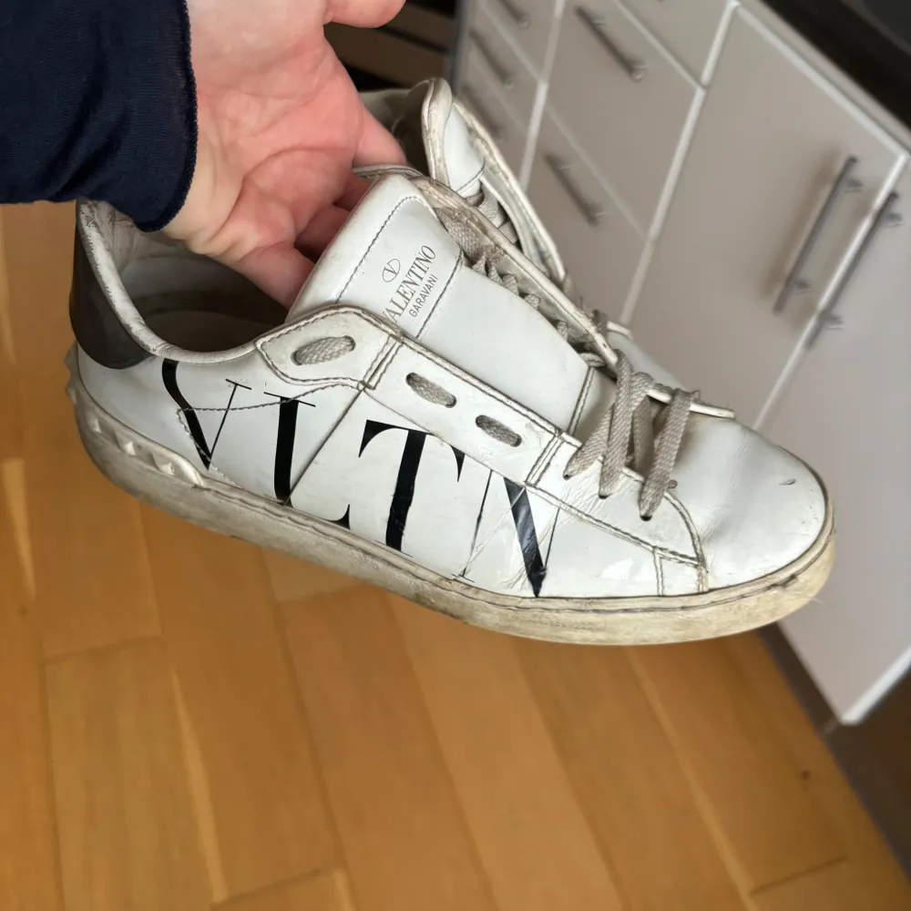 Säljer ett par vita Valentino sneakers med den ikoniska VLTN-loggan i svart. Skorna har snörning och är i använt skick så därav priset! Kommer med originalförpackning och dustbag, kvitto kommer med!❤️ originalpris är 5800 kr🫶🏼. Skor.