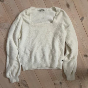 Stickad tröja  - Super fin stickad tröja perfekt till julen och hösten💕💕använt 1 gång är i väldigt bra skick 