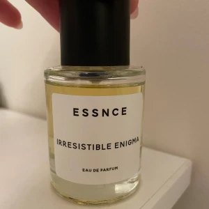 Irresistible Enigma Eau de Parfum från Essnce - Parfym från essence, dupe på prada paradoxe. Nästan helt full.