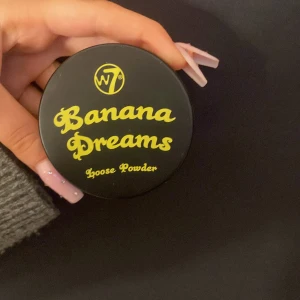 Banana Dreams Loose Powder - Säljer ett löspuder från W7, Banana Dreams. Perfekt för att sätta sminket och ge en jämn finish. Kommer i en praktisk burk med svart lock och gul text. Perfekt för att ljusa upp och ge en matt look. Använd ca 4 gånger💗