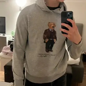 Tjena! Säljer en riktigt snygg Ralph Lauern hoodie i bra skick 9/10,  björnen har lite slitningar men i helhet är hoodien i väldigt bra skick. Den är lite för liten för mig. Tröjan är i storlek S. Den är perfekt nu till hösten och vintern🍁❄️ Nypris ca 2500 Hör av dig vid funderingar🙌