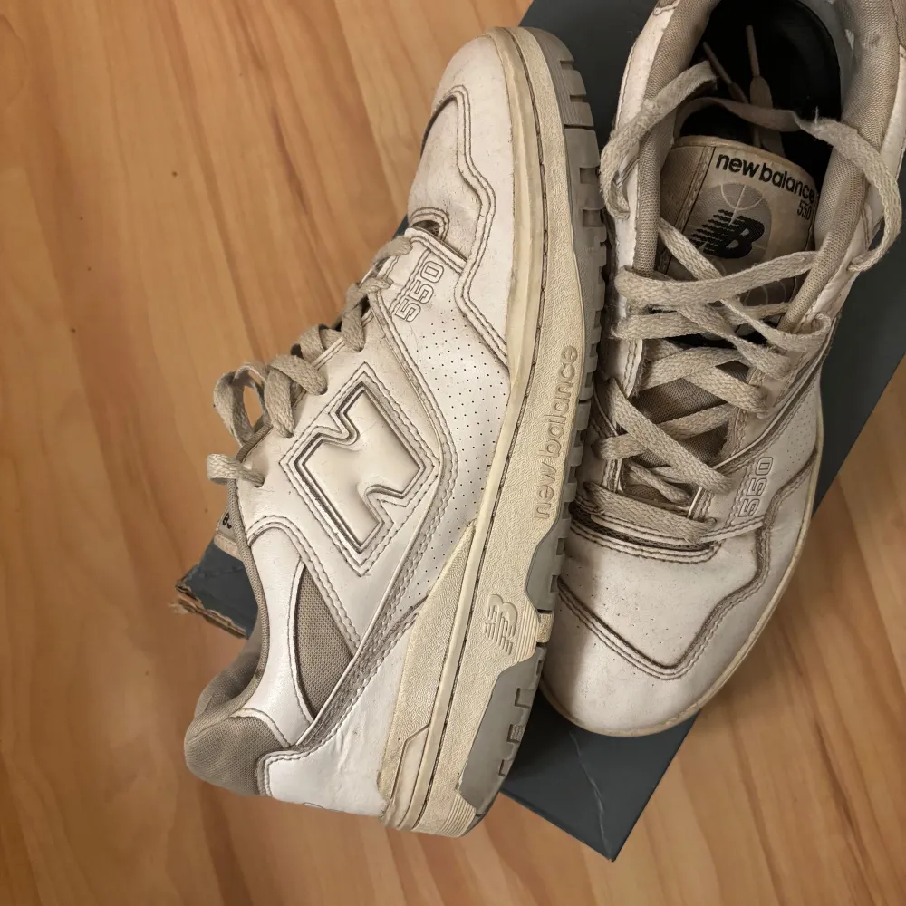 Säljer ett par snygga vita New Balance 550. De har en klassisk design och passar med det mesta  i garderoben. Skicket är inte det bästa men de passar perfekt för daglig användning! Skriv om du har några funderningar 👊. Skor.